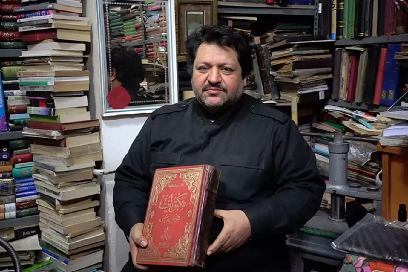 Said-i Nursi'nin el yazılı kitabını yıllardır saklıyor